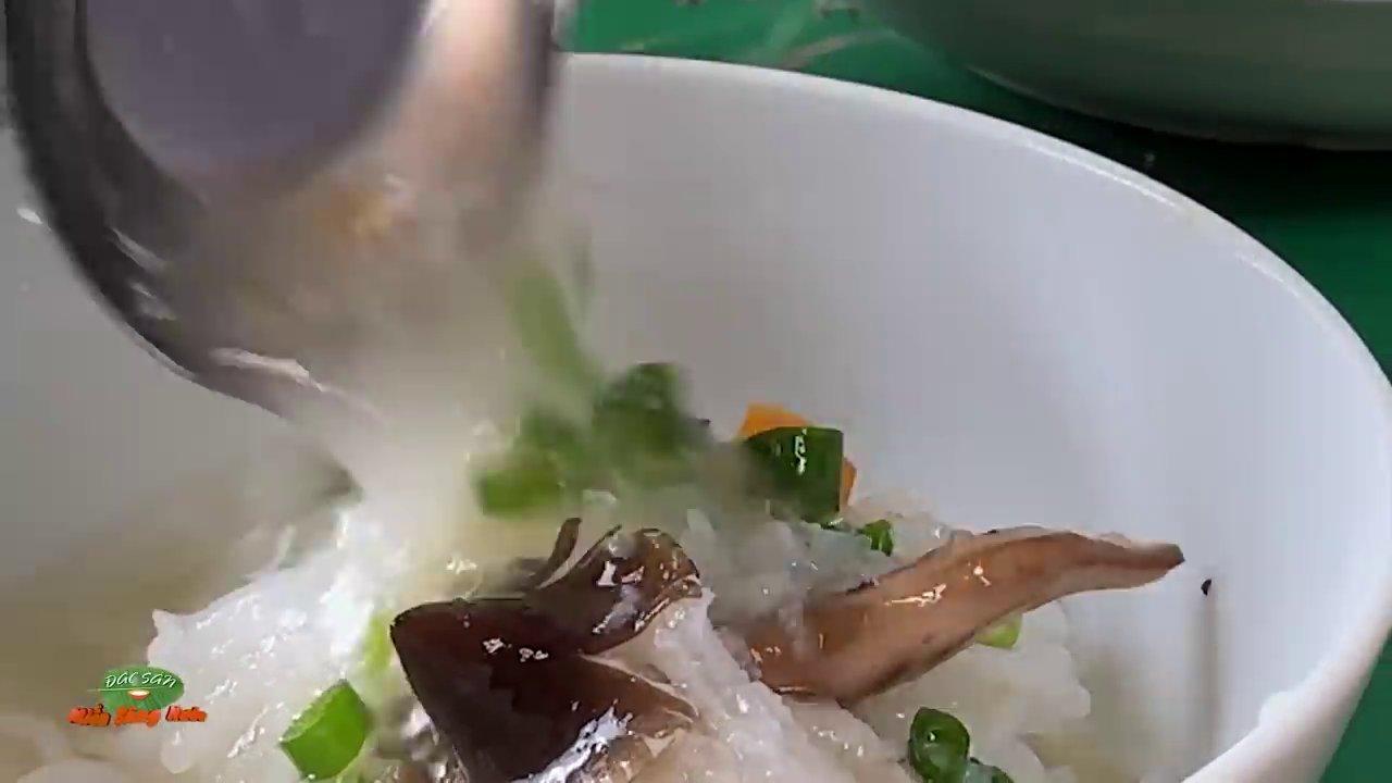 Tô cháo gà nấm mối nóng hổi, thơm phức, nhìn là muốn ăn ngay.