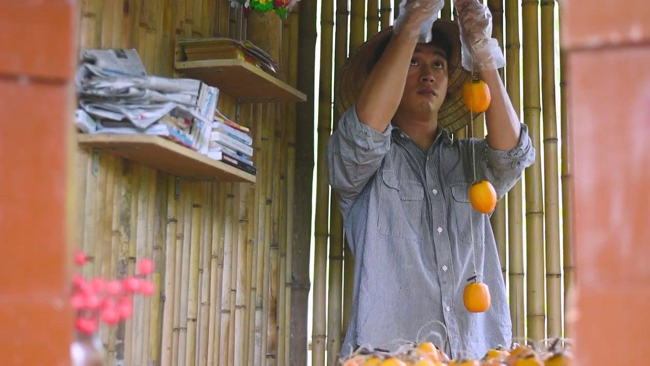 Những xâu hồng được treo lên giàn một cách cẩn thận, mỗi quả cách nhau một khoảng vừa đủ để đón gió.