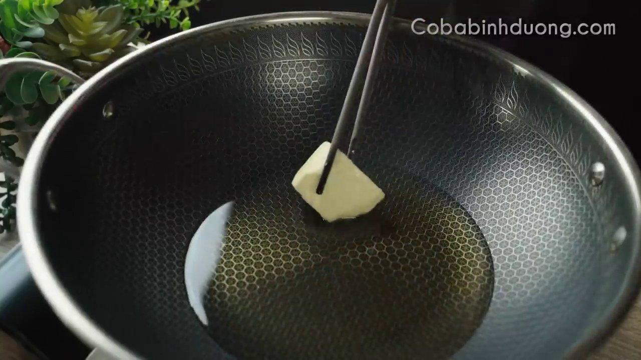 Chiên sơ khoai qua dầu giúp khoai giữ form, không bị nát khi hầm.