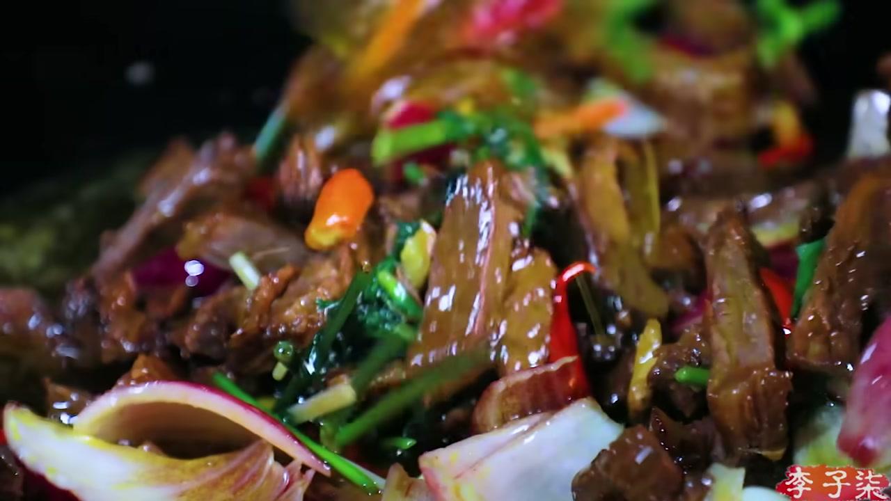 Đôi bàn tay khéo léo dùng giấy dầu để định hình hỗn hợp nguyên liệu, một công đoạn đòi hỏi sự tỉ mỉ cao.