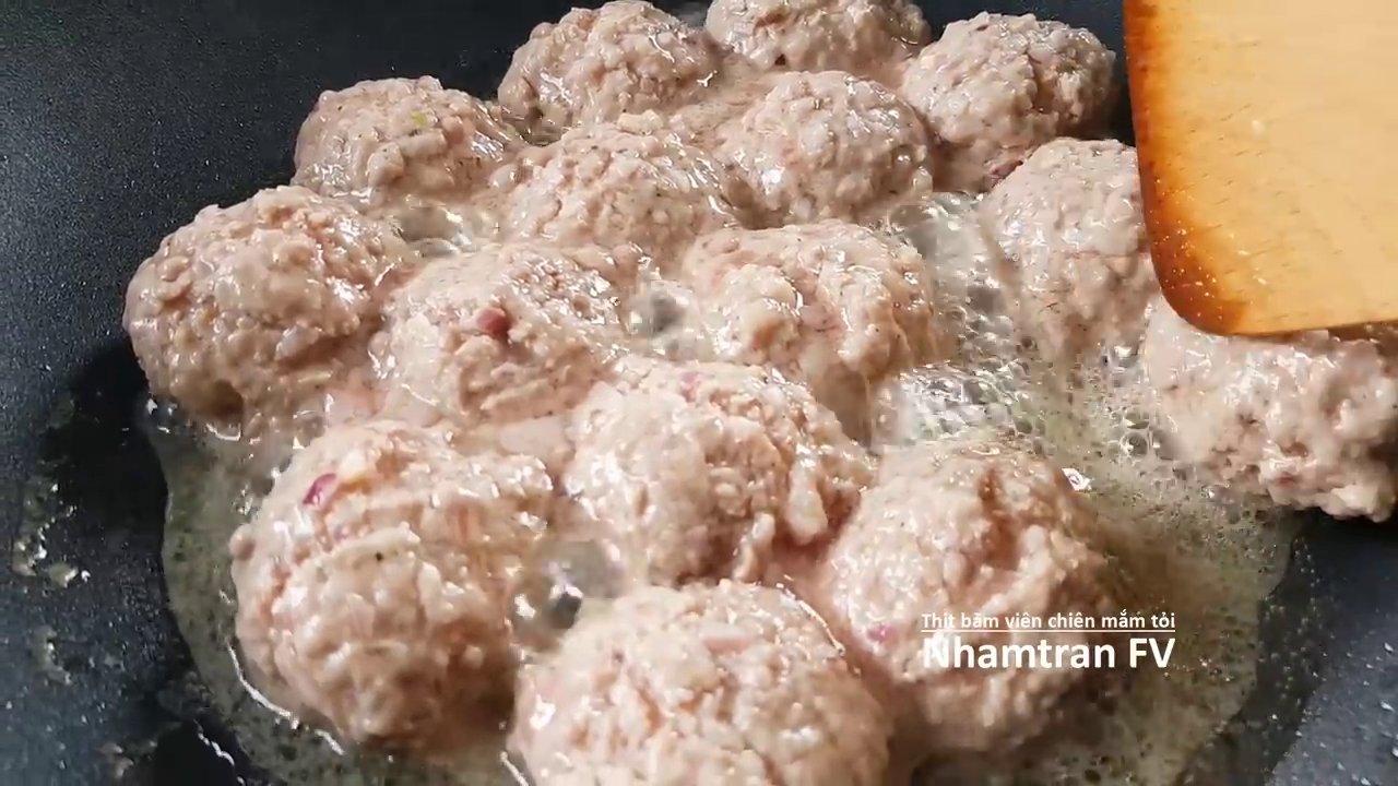 Những viên thịt vàng ươm, chín đều được chiên với lửa vừa, giữ được độ ẩm bên trong.