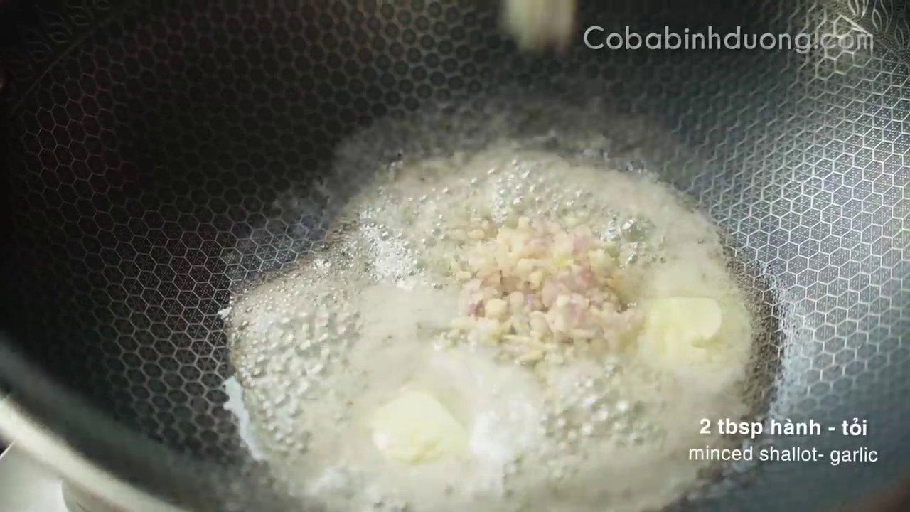 Phi thơm hành tỏi với bơ trước khi cho sườn vào xào săn.