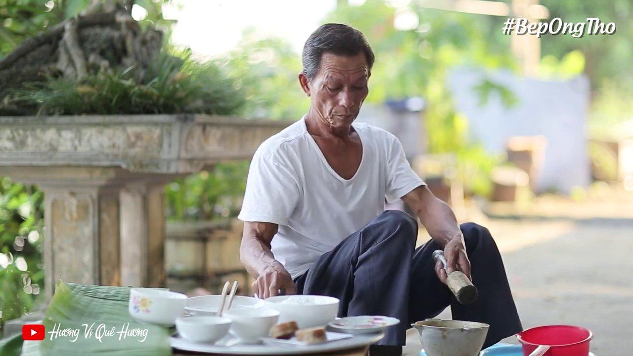 Những chiếc bánh ngải cứu xanh mướt sau khi hấp chín, tỏa hương thơm ngào ngạt.