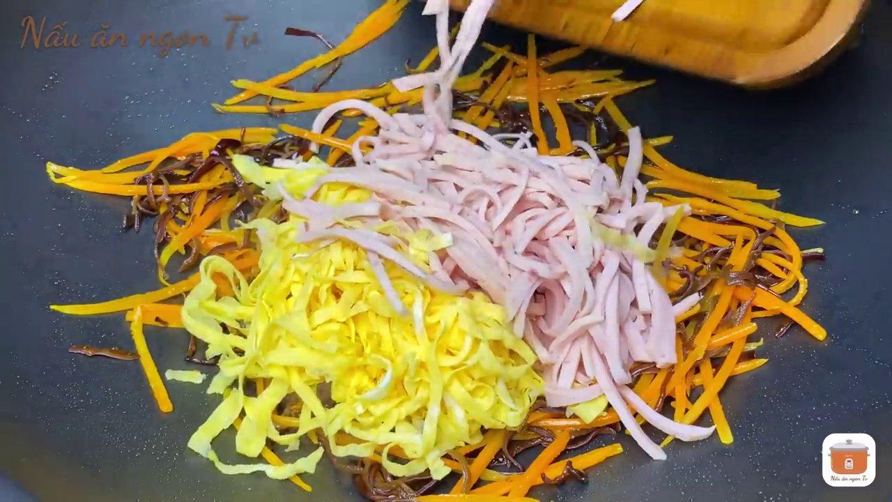 Tất cả nguyên liệu tươi ngon cho món miến xào thập cẩm đã được sơ chế sẵn sàng.