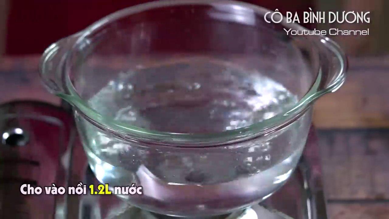 Chiên sơ cá lóc trên chảo nóng để cá săn lại, giữ nguyên khúc khi nấu canh.