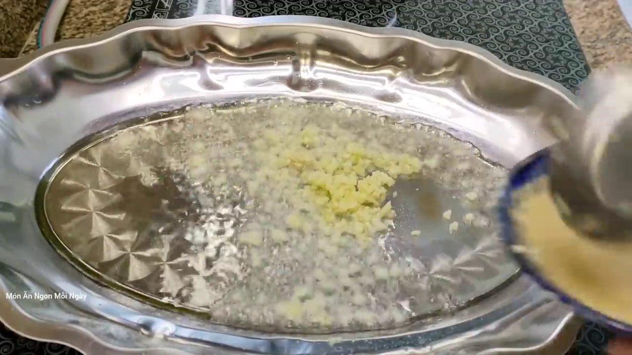 Thịt bò được xào nhanh trên lửa lớn với tỏi phi thơm, tỏa ra hương vị vô cùng hấp dẫn.