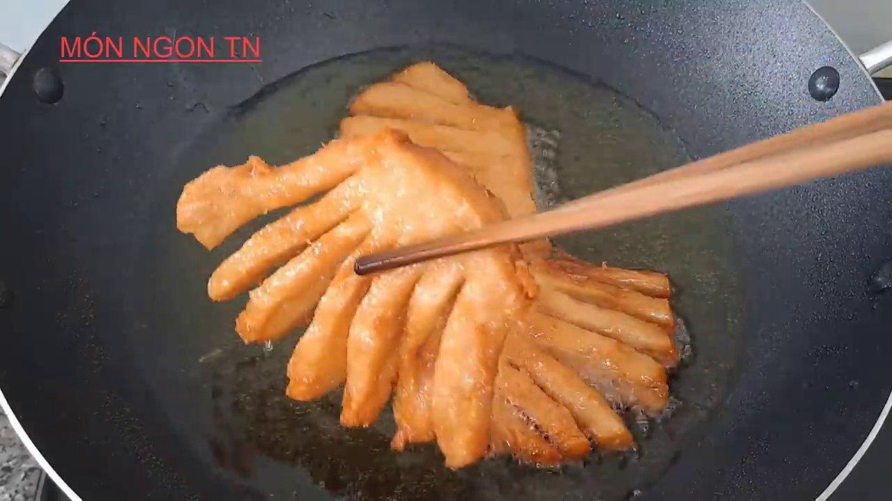 Sườn non sau khi chiên vàng giòn, lớp vỏ bột bên ngoài rất hấp dẫn.