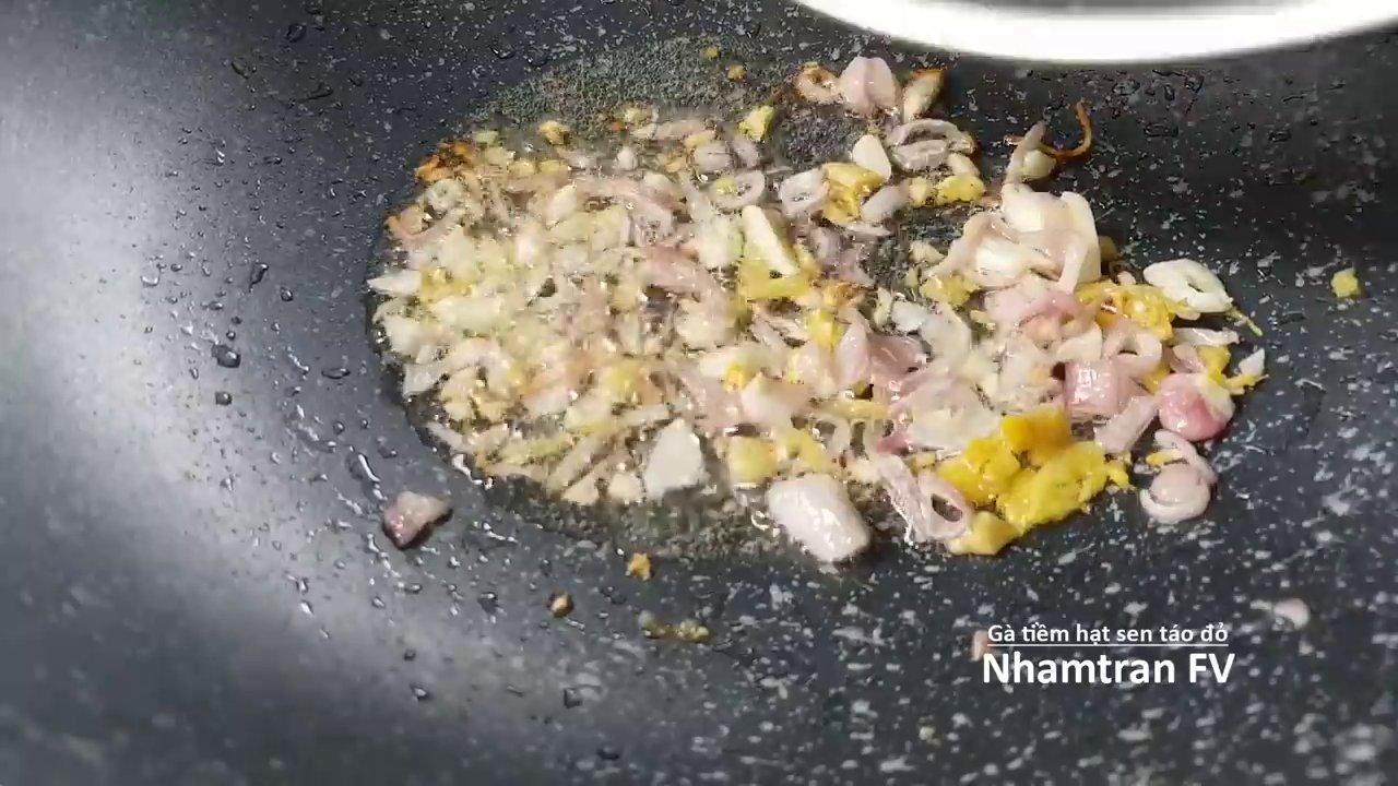 Thịt gà sau khi xào thơm được cho vào nồi hầm cùng hạc xean, tạo nên màu sắc và hương vị vô cùng hấp dẫn.