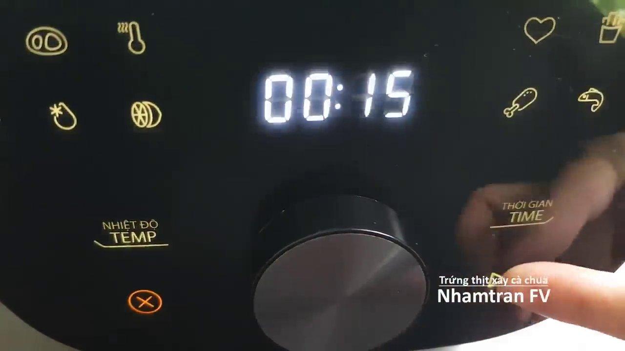 Hỗn hợp trứng và nhân thịt được đánh đều, sẵn sàng cho vào khuôn đem nướng.