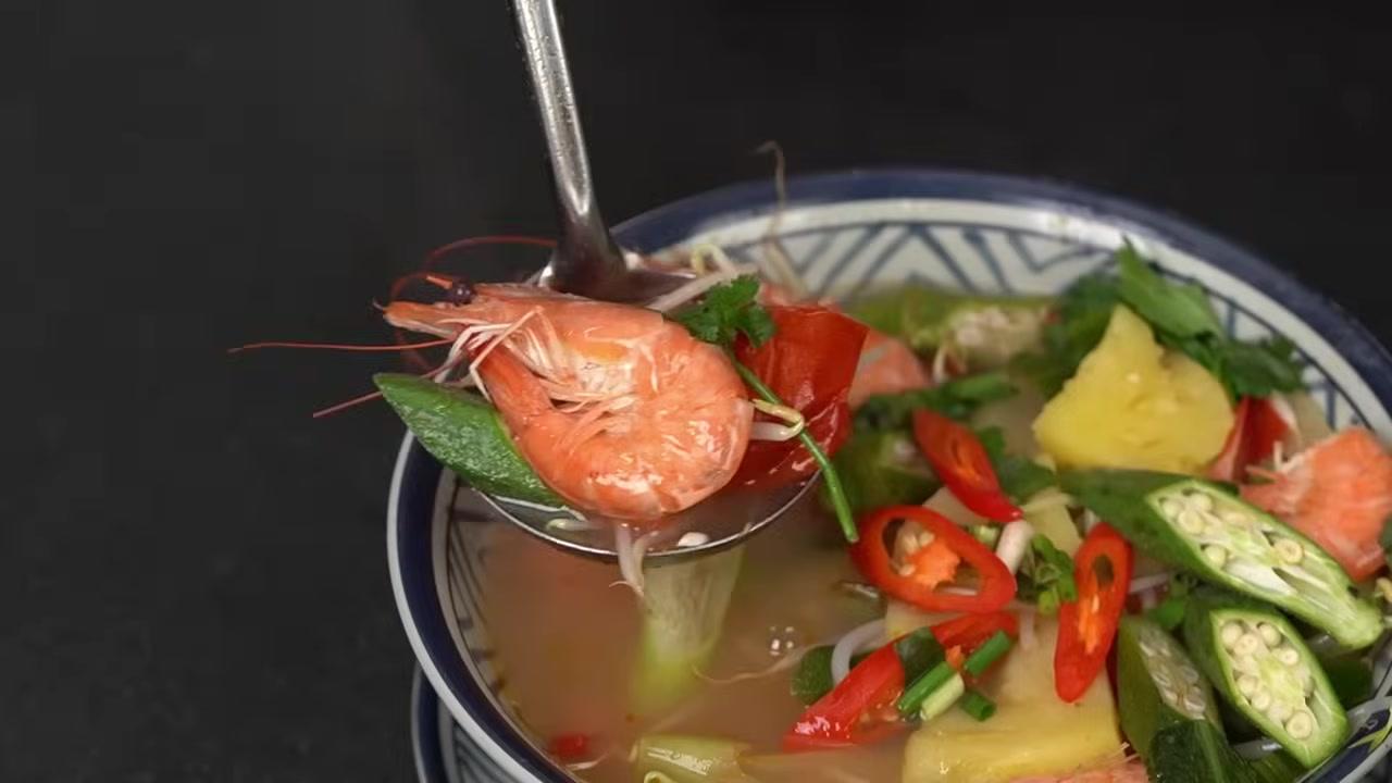 Tô canh chua tôm với màu sắc bắt mắt, tôm tươi và rau củ giòn ngon, là món ăn kèm hoàn hảo.