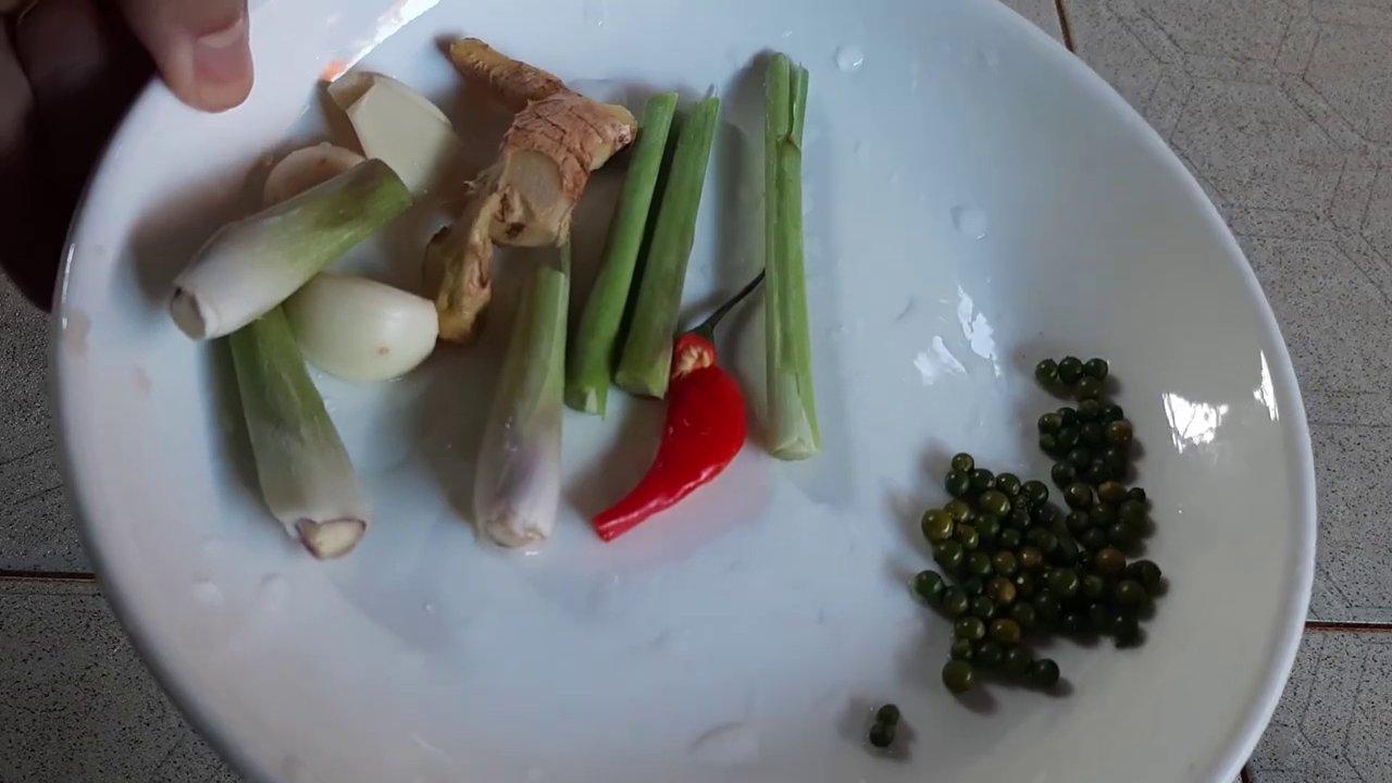 Pha chế nước chấm chua ngọt đậm đà với đầy đủ tỏi, ớt, chanh và đường.