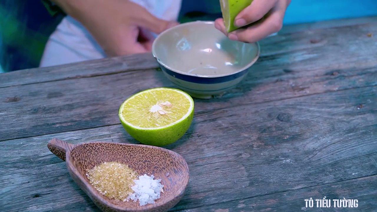 Những trái hồng mềm được treo thành từng chùm, phủ đầy lớp phấn trắng tự nhiên sau nhiều ngày phơi nắng thu.