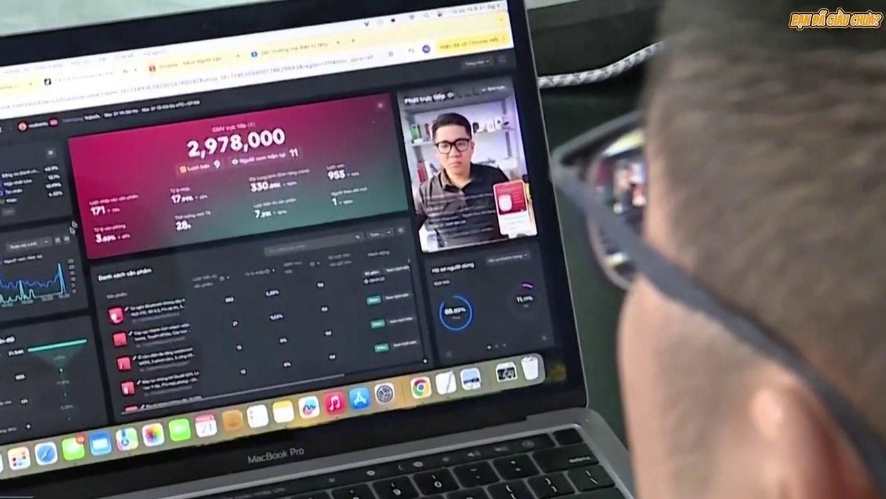 Một quầy hàng đặc sản Phú Quốc với nước mắm, hải sản khô và tiêu rừng.