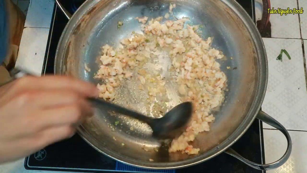 Cho thịt tôm vào nồi nước dùng đang sôi, tán nhẹ để thịt tôm chín đều.