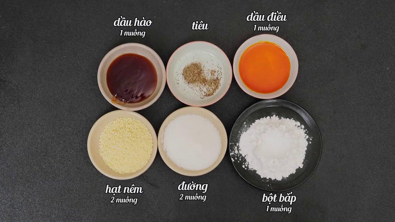 Cá biển được chiên vàng giòn hai mặt, chuẩn bị để xé nhỏ trộn vào cơm chiên.