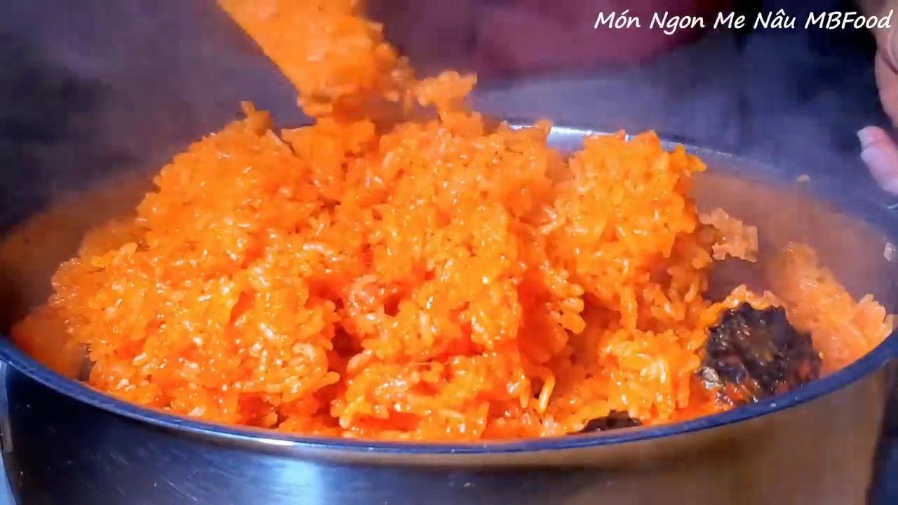 Xôi gấc thành phẩm có màu đỏ đẹp, hạt bóng khô, dẻo thơm và không bị nhão.