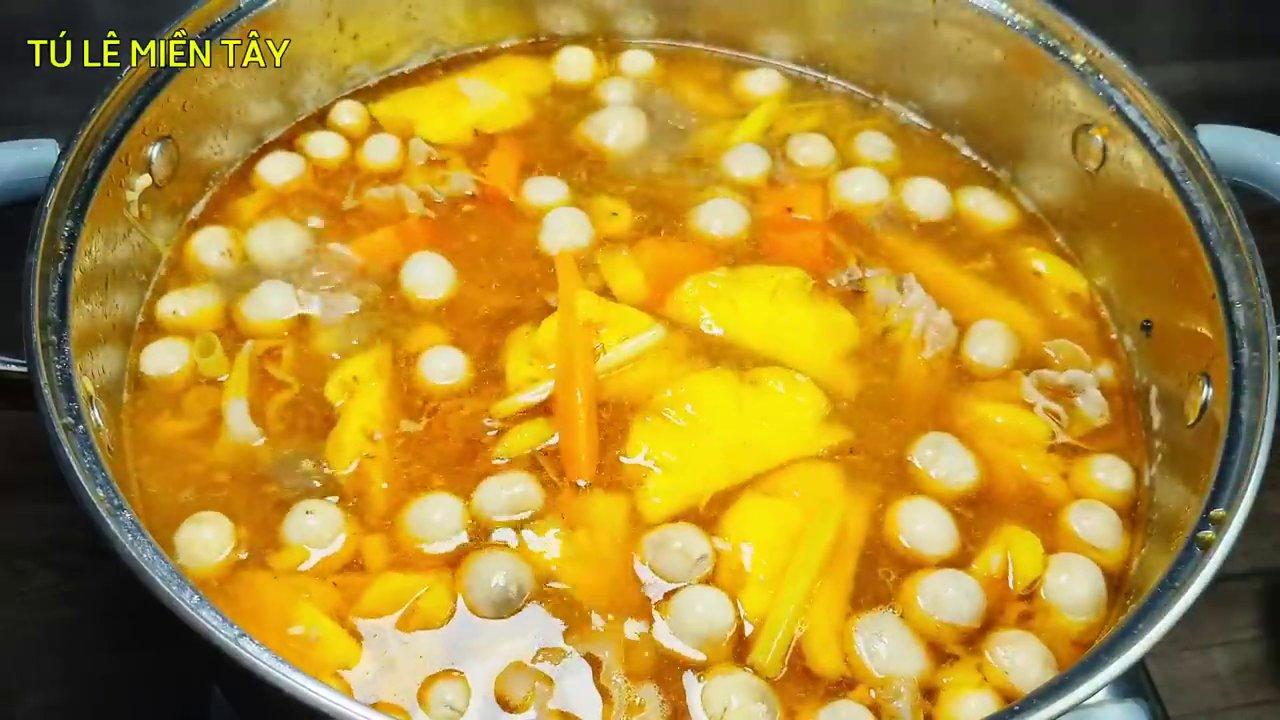 Nồi vịt nấu khế đang sôi lăn tăn, thịt vịt vàng ươm, nước lèo trong veo có sắc đỏ của tương ớt và màu xanh của khế, vô cùng hấp dẫn.