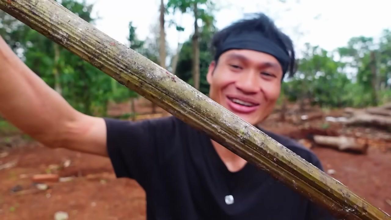 Thành phẩm cơm lam vàng ươm, dẻo thơm sau khi được tước bỏ lớp vỏ nứa bên ngoài.