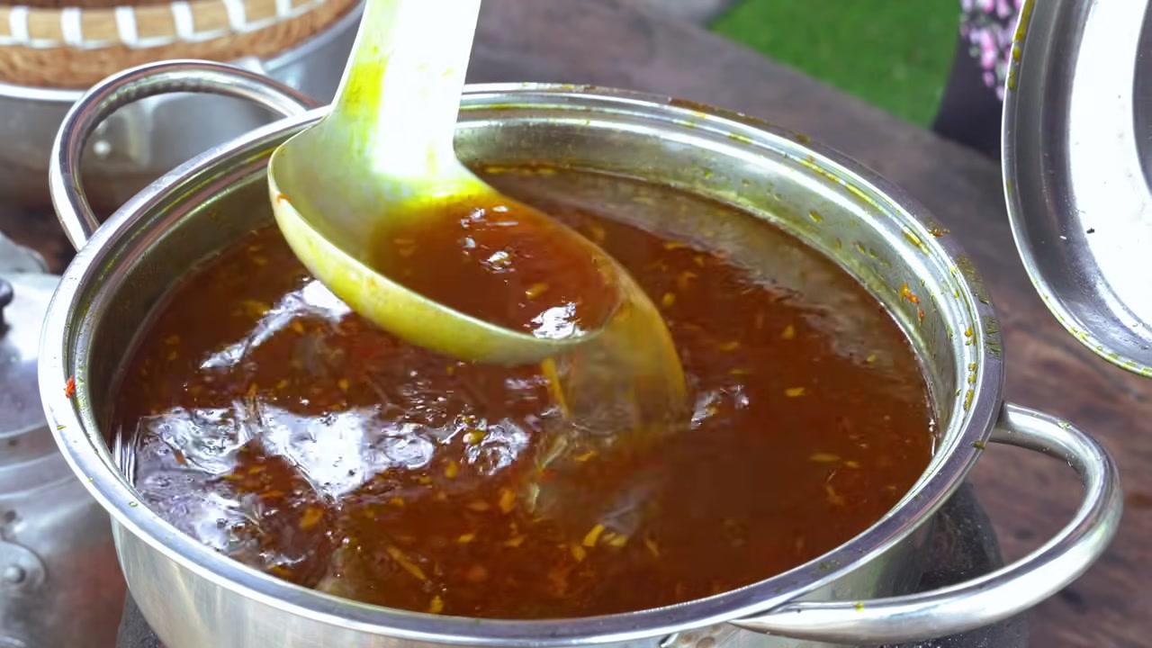 Tô nước lèo mì Quảng cá có màu vàng đẹp mắt, thơm nức mùi cá và củ nén.