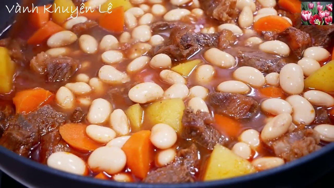 Các loại rau củ như cà rốt, hành tây, đậu trắng đã được sơ chế sẵn sàng.