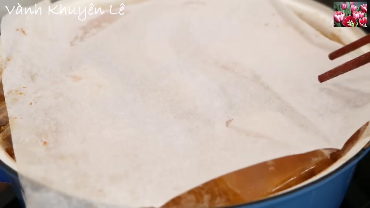 Nồi thịt kho được đun với lửa nhỏ liu riu, phần nước kho sánh lại và có màu nâu cánh gián đẹp mắt.