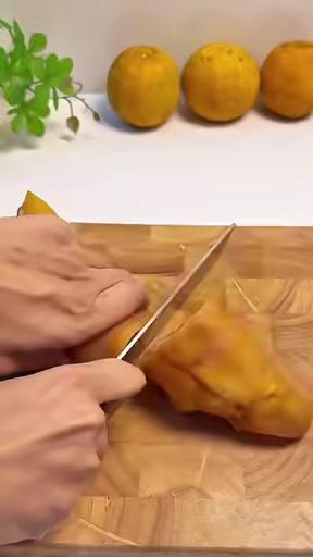 Thành phẩm những lát tái heo cuộn bắp giò vàng ươm, bắt mắt, sẵn sàng cho bữa tiệc sum vầy.