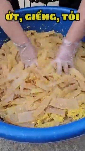Châu mối đang được xào trên chảo nóng với lửa lớn.