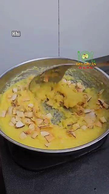 Sên nhân đậu xanh trên lửa nhỏ cùng dừa khô.