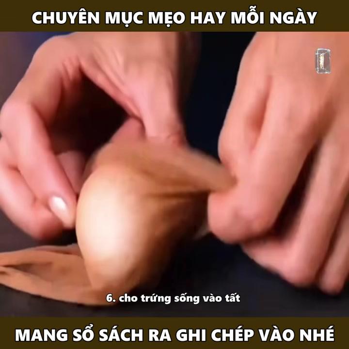 Cách cắt tuýp và dùng nắp để lấy hết phần mỹ phẩm còn sót lại bên trong.