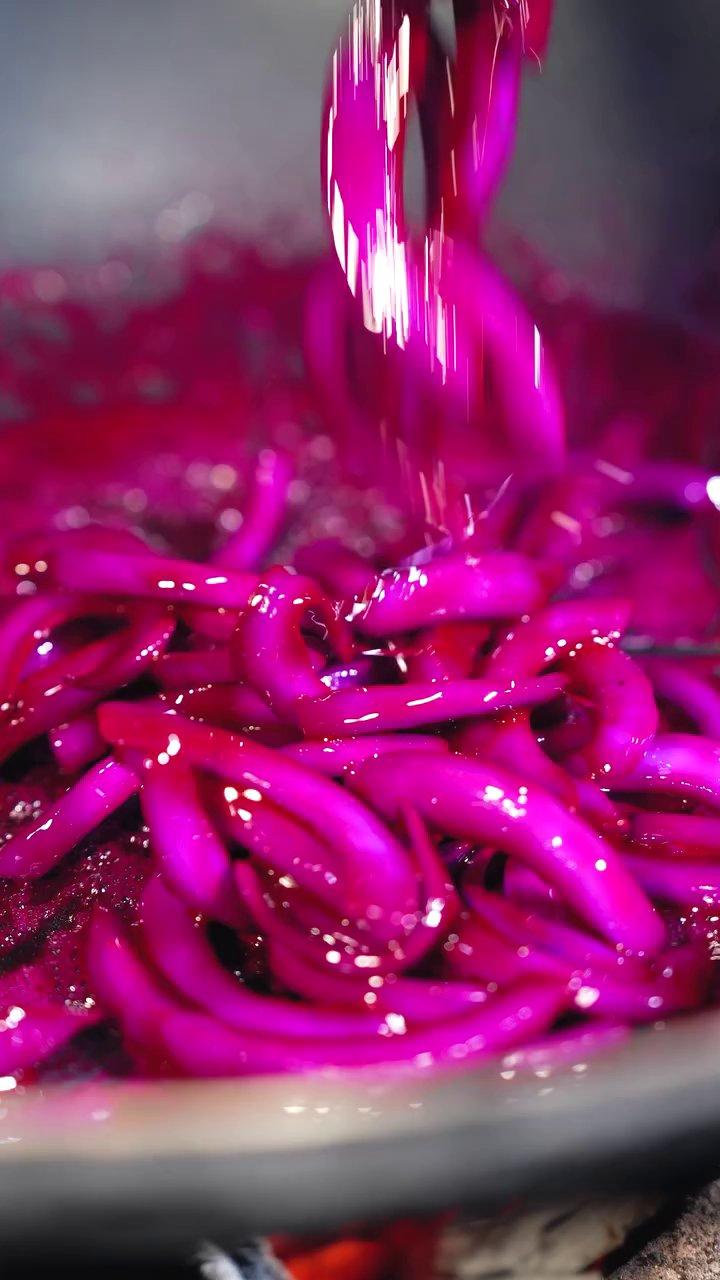 Những bông hoa cúc được tạo hình tinh xảo từ miếng dừa trước khi sên.