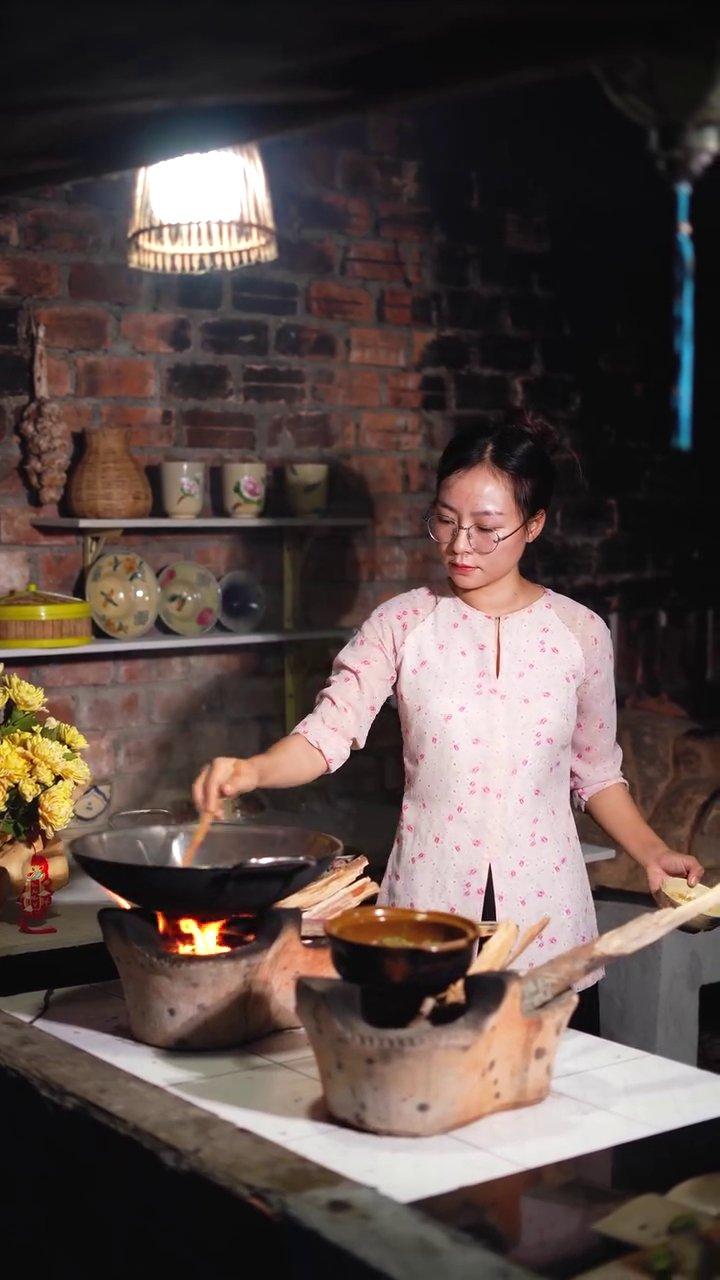 Những trái cà tím được cắt tỉa khéo léo để nhồi nhân thịt.