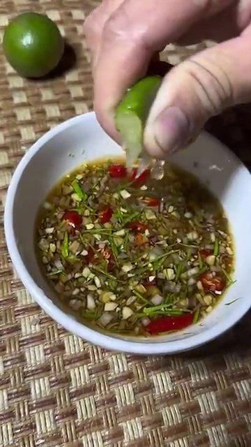 Nồi ốc đang sôi, hương thơm của sả và ớt lan tỏa khắp bếp.
