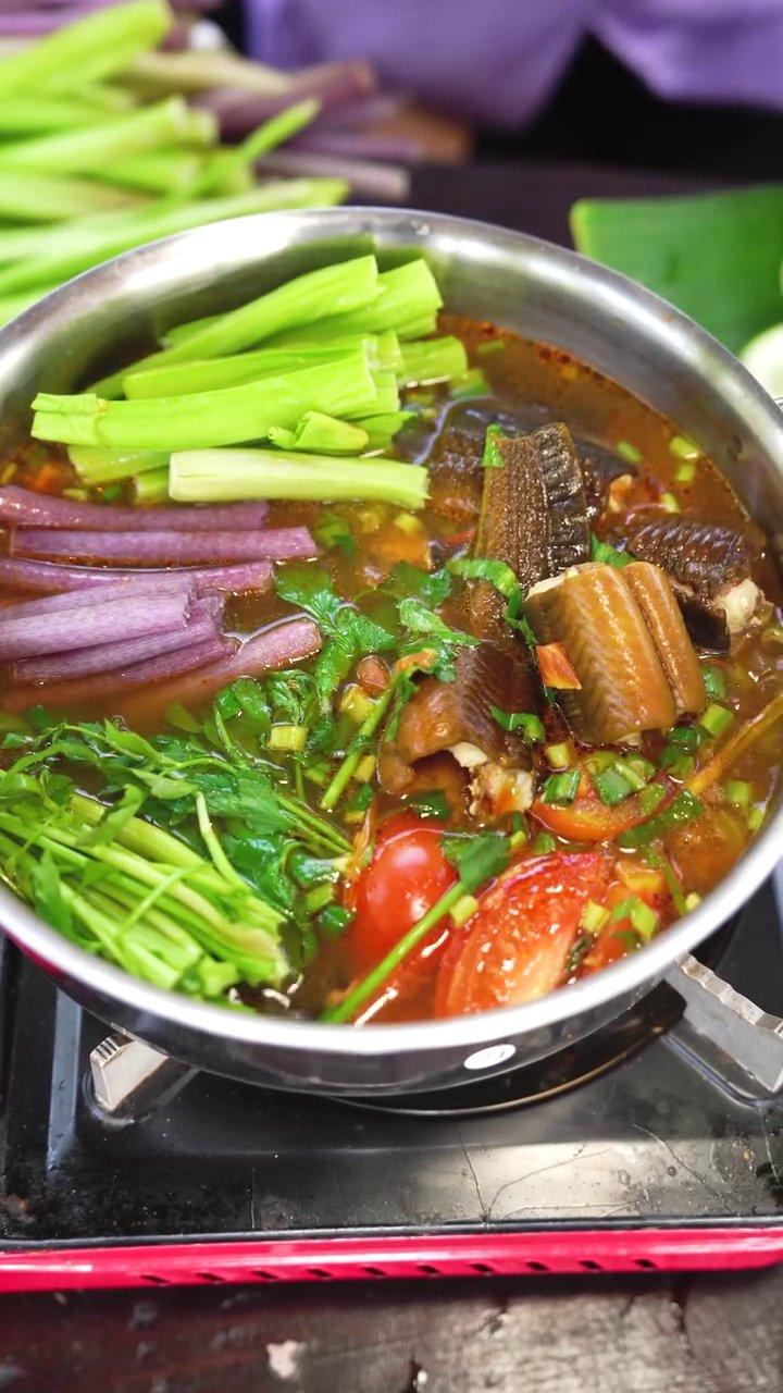 Nồi lươn om nước dừa với thịt lươn vàng ươm, sánh sệt nước sốt.