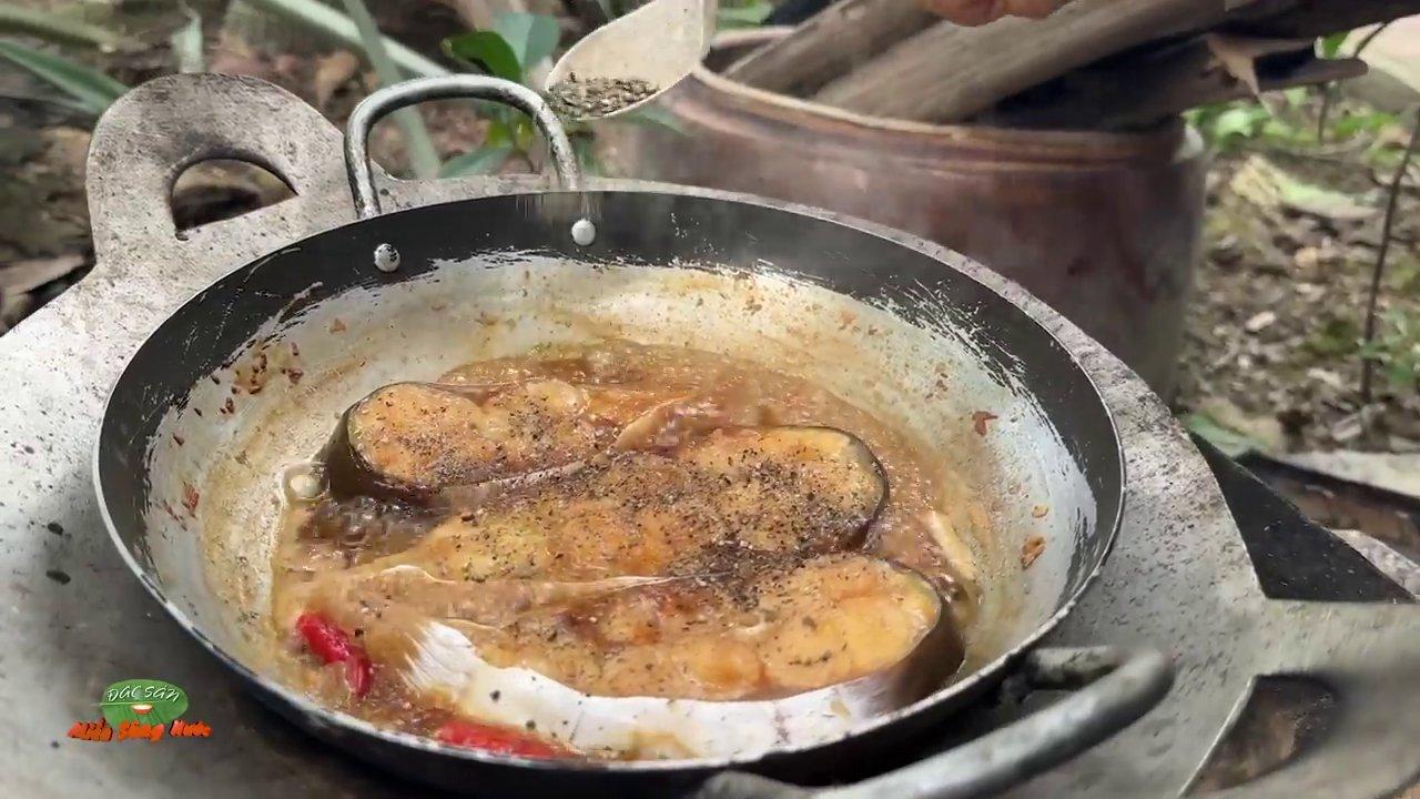 Nồi cá kho tộ sền sệt, màu nâu cánh gián đẹp mắt, tỏa hương thơm phức.