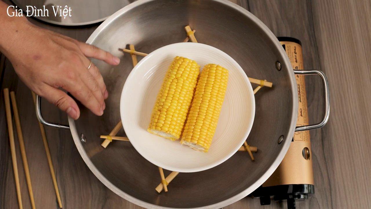 Chiếc giá hấp tự chế hoàn hảo bên trong nồi, sẵn sàng cho một mẻ hấp thơm ngon.