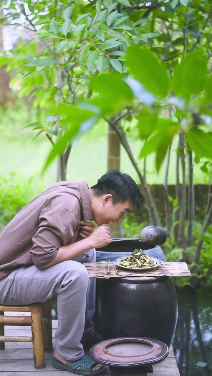 Món bom thùa xào sợi thành phẩm, với những sợi bom thùa dai giòn, hấp dẫn.