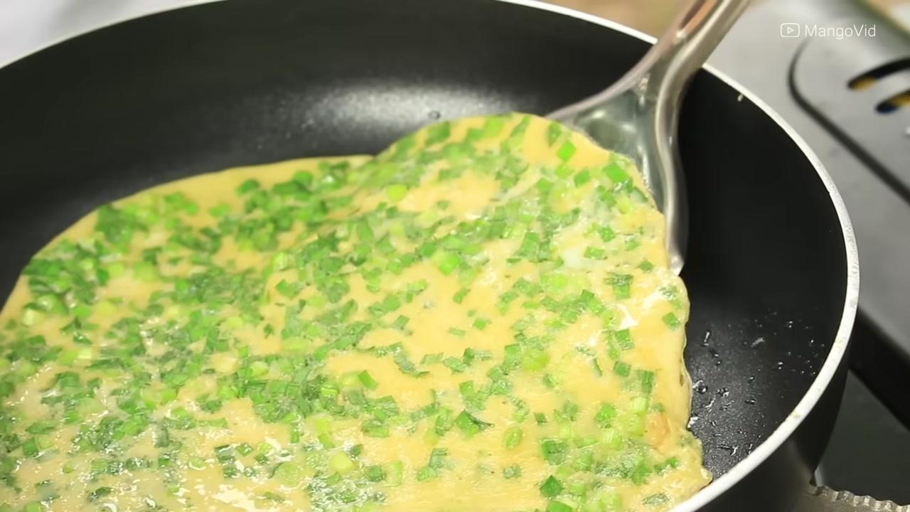 Những cuộn trứng lá hè vàng ươm, được cắt thành từng khoanh đẹp mắt.