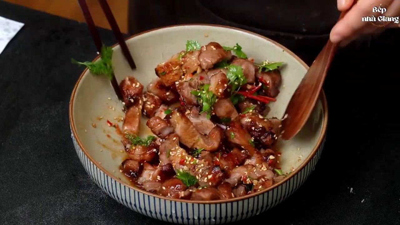 Thịt heo chiên vàng ươm được trộn với rau củ chua ngọt, tạo nên món ăn đầy màu sắc và hương vị.