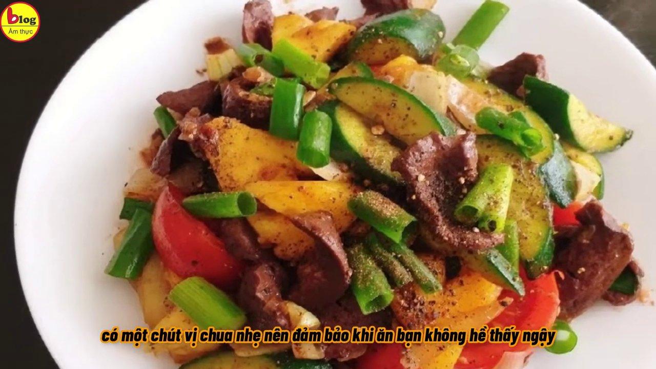 Đĩa thịt bò xào cần tây với thịt bò mềm, cần tây xanh giòn và hành tây vàng ruộm.
