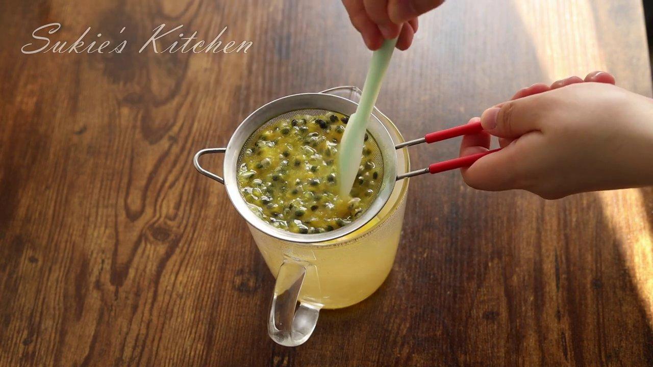 Trộn nhẹ nhàng kem tươi đã bông với hỗn hợp chanh dây đã nguội.