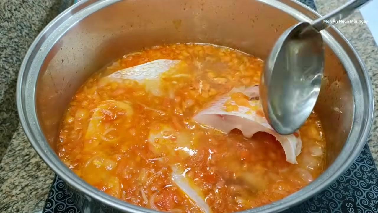 Thành phẩm cuối cùng: nồi canh cá điêu hồng nấu ngót với màu sắc bắt mắt, cá chín tới không bị nát, rau cần xanh mướt.