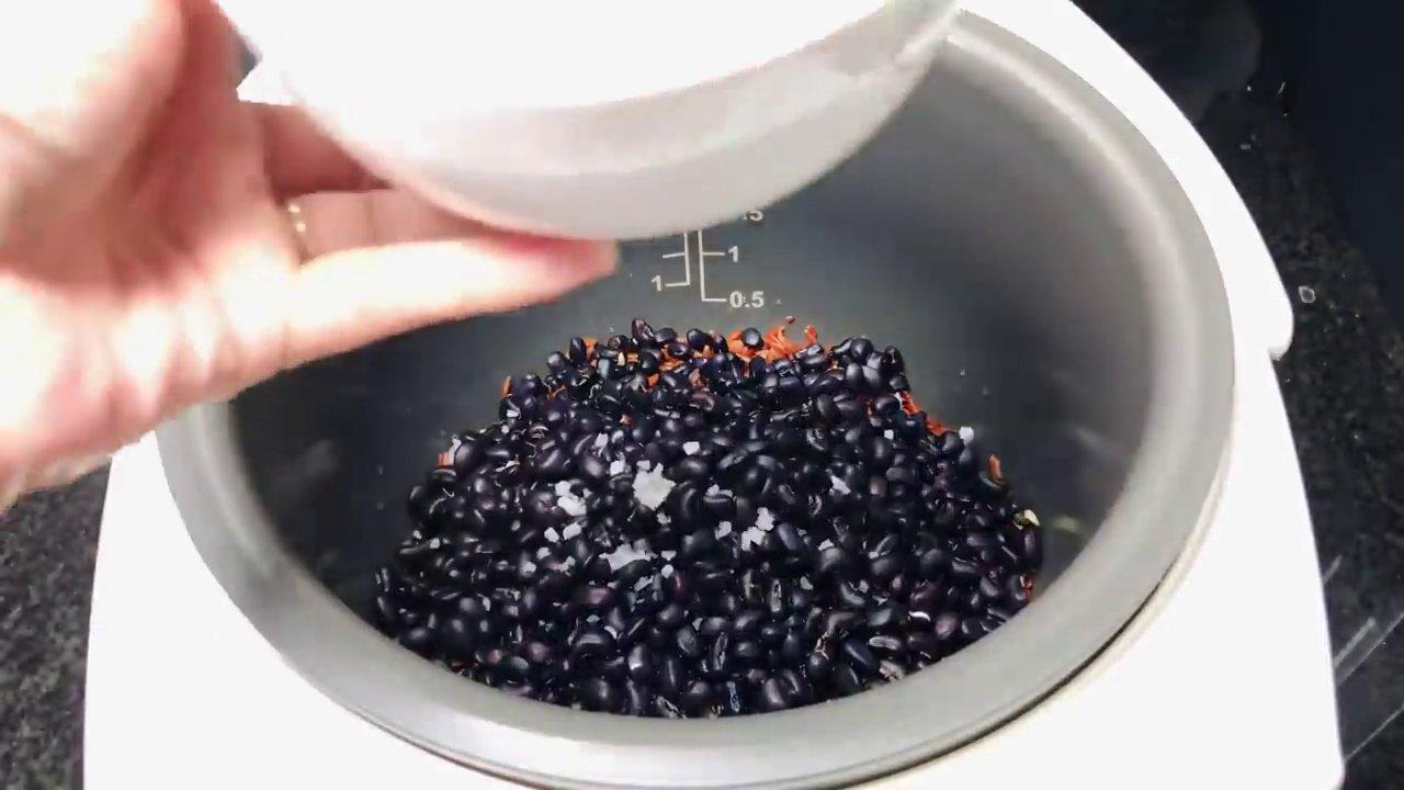 Đong nước theo tỷ lệ chuẩn để cơm chín mềm, không bị khô hay nhão.