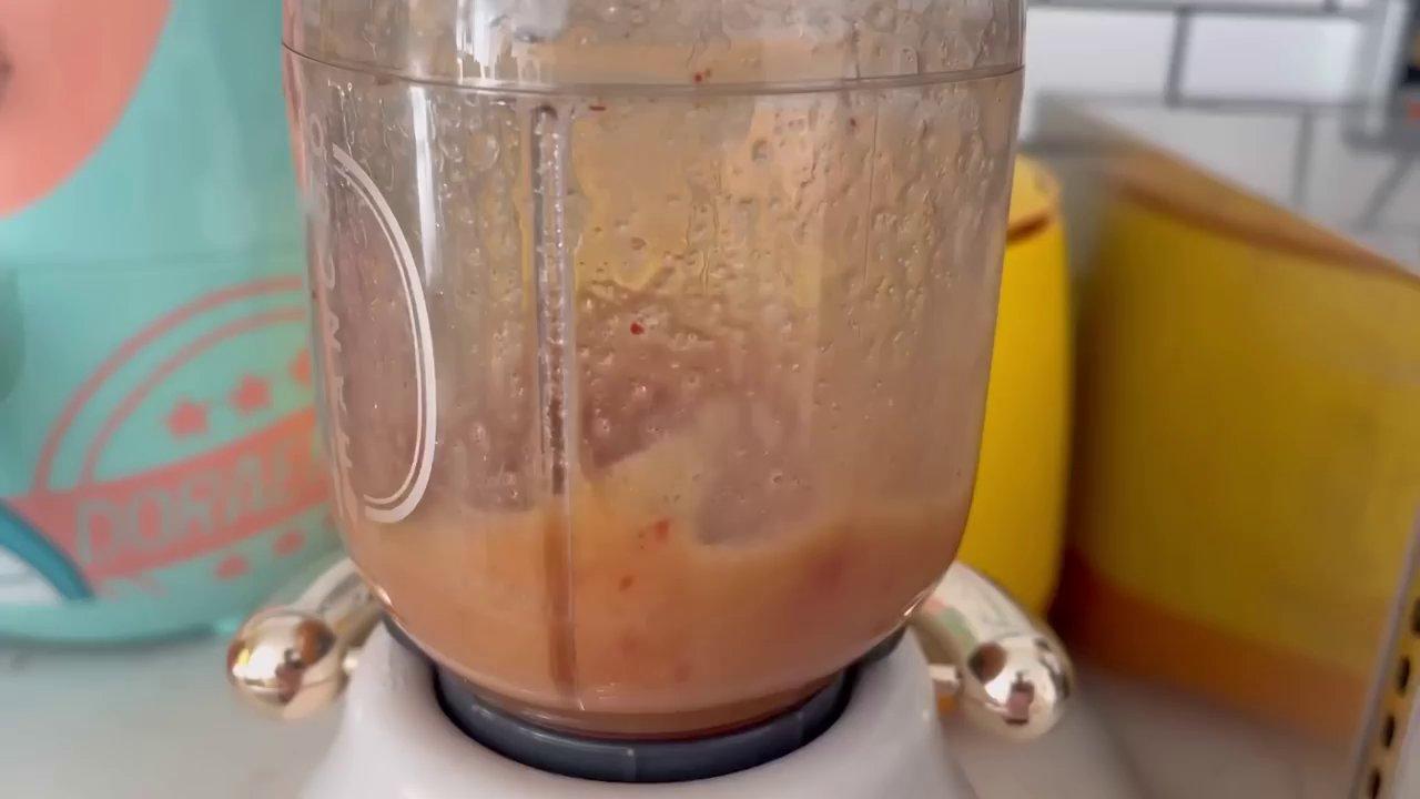 Trộn đều tất cả nguyên liệu với nước sốt một cách nhẹ nhàng.