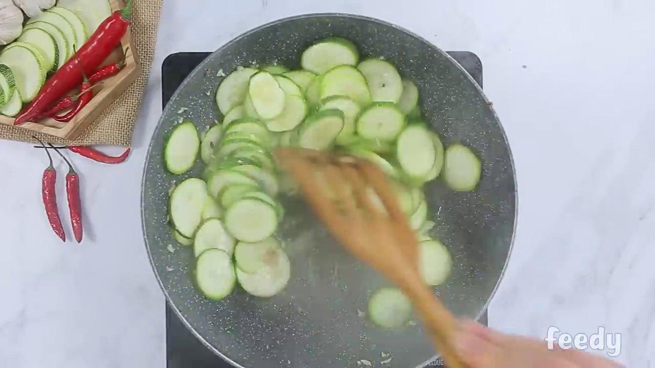 Hành băm đang được xào thơm trong dầu nóng, bước cơ bản để tạo hương vị nền cho nhiều món ăn.