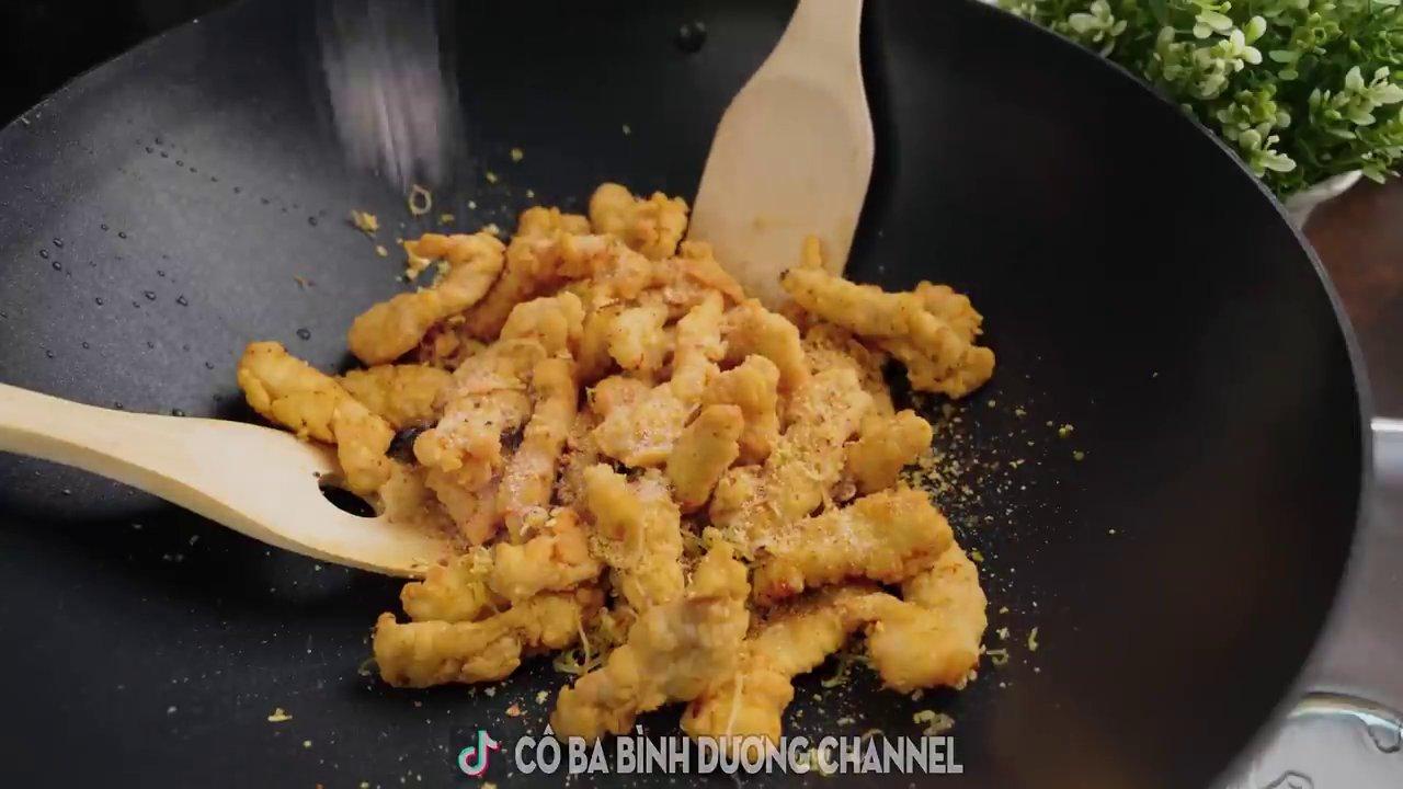 Món gà chiên sả ớt hoàn chỉnh được trình bày ra đĩa, hương thơm của sả, tỏi phi hòa quyện với vị mặn ngọt đậm đà.