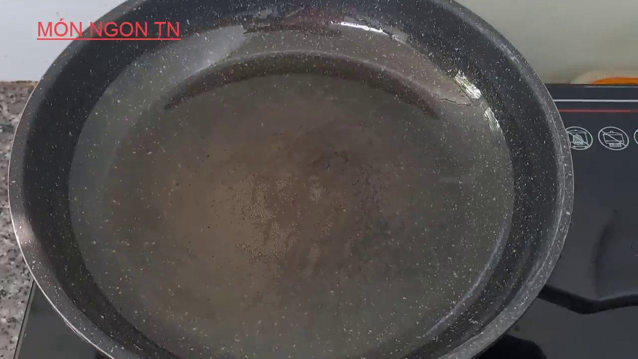 Món thịt chiên vàng ươm được cắt nhỏ, ăn kèm với bún tươi và rau sống, chấm nước mắm chua ngọt.