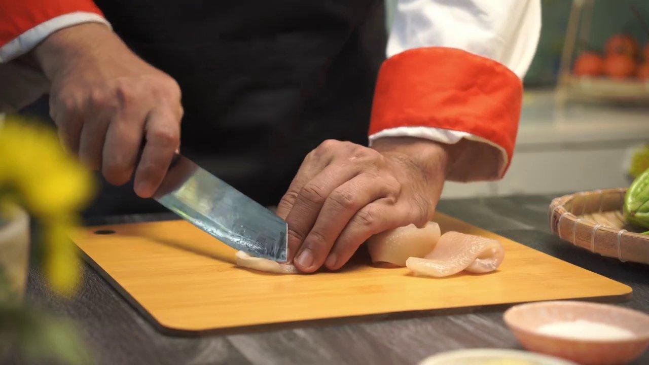 Kỹ thuật nhồi nhân vừa đủ vào khổ qua để khi nấu không bị bung.