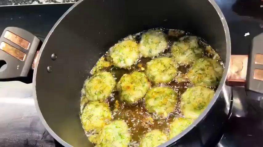 Chả cá được chiên vàng đều hai mặt với lửa nhỏ vừa, tỏa ra mùi thơm của cá và thì là vô cùng hấp dẫn.