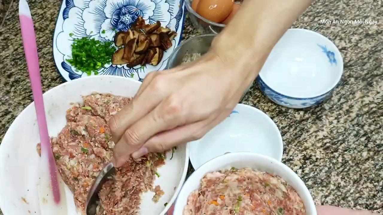 Thành phẩm thịt chân giò hấp tôm thơm ngon, nóng hổi với phần nước sốt sánh đặc hấp dẫn, rắc thêm chút hành lá và tiêu.