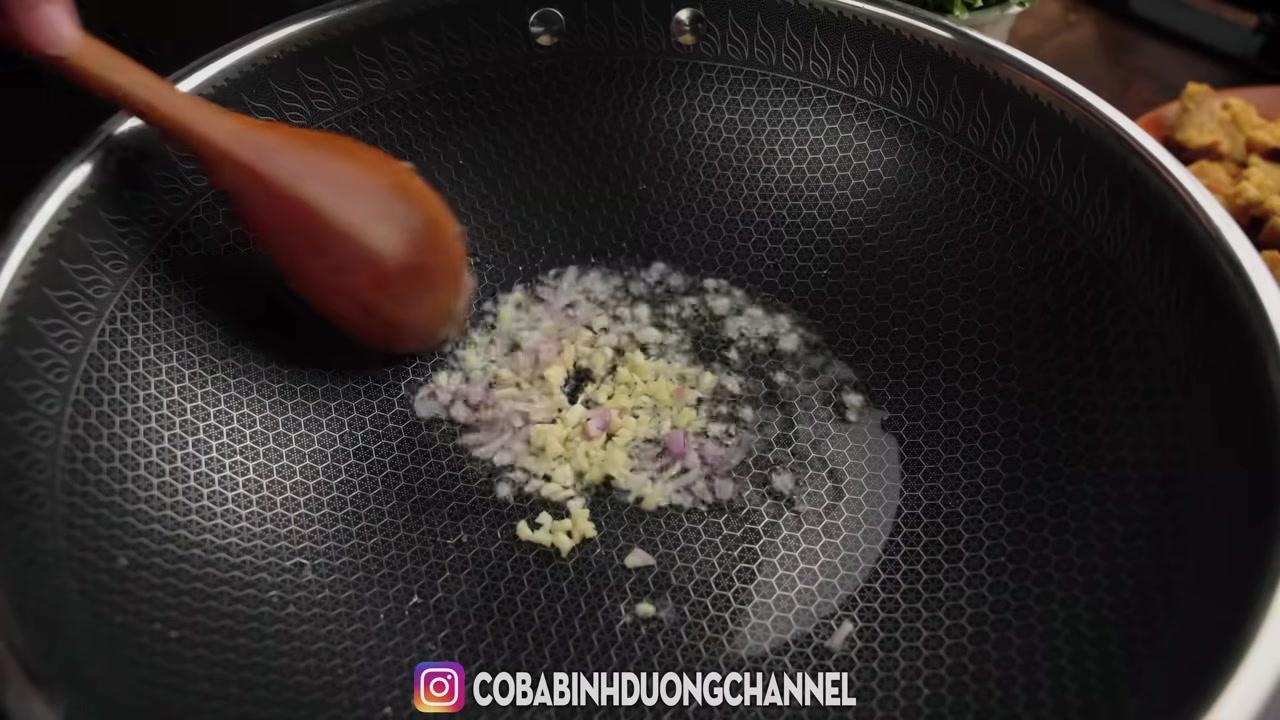 Món thịt ba rọi chiên giòn sốt mắm thành phẩm với lớp sốt sánh bóng, áo đều lên từng miếng thịt vàng ươm.